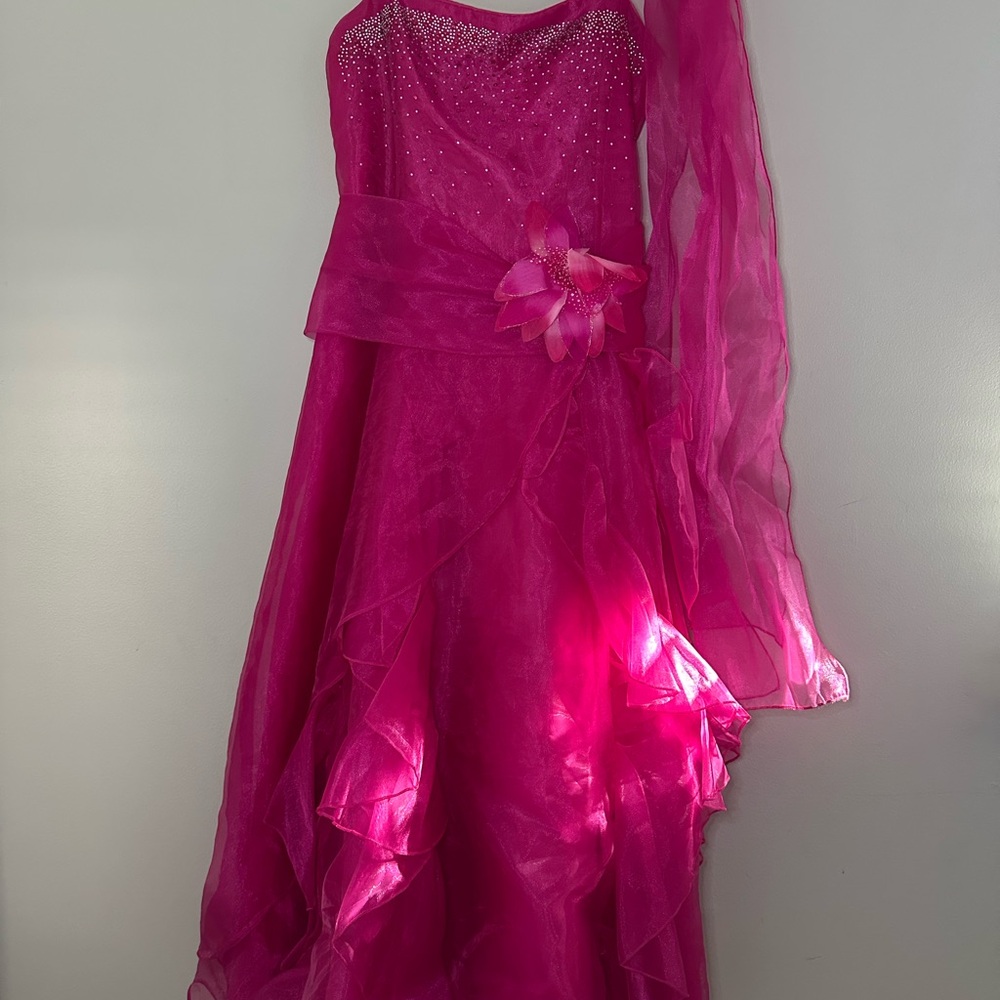 Elegant Pink Evening Gown with Floral Accent